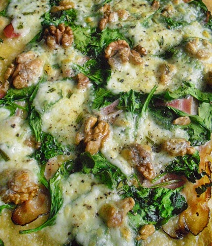 Špenátová pizza s vlašskými ořechy